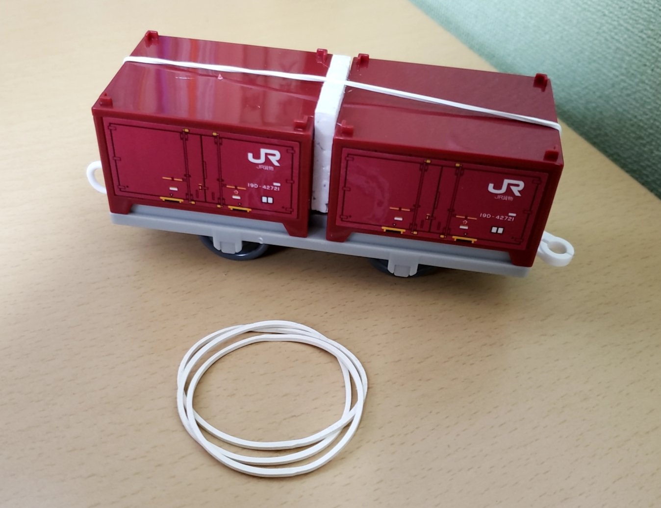 ちばレール プラレール このプラレールのコンテナなどに付いてくる白い輪ゴムって プラスチックにくっつけても溶けない特殊な性質とかあったりしますかね あったら良いのですが 普通の輪ゴムだったら何のために集めてるのか T Co Yhoa0qsnxk