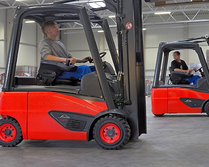 MotracNL's tweet photo. Wist u dat het vanaf 1 juli niet meer is toegestaan om in een werkbak op een heftruck op hoogte te werken? Lees meer > https://t.co/TWSniz6zD8 https://t.co/w3nQwMqBy8
