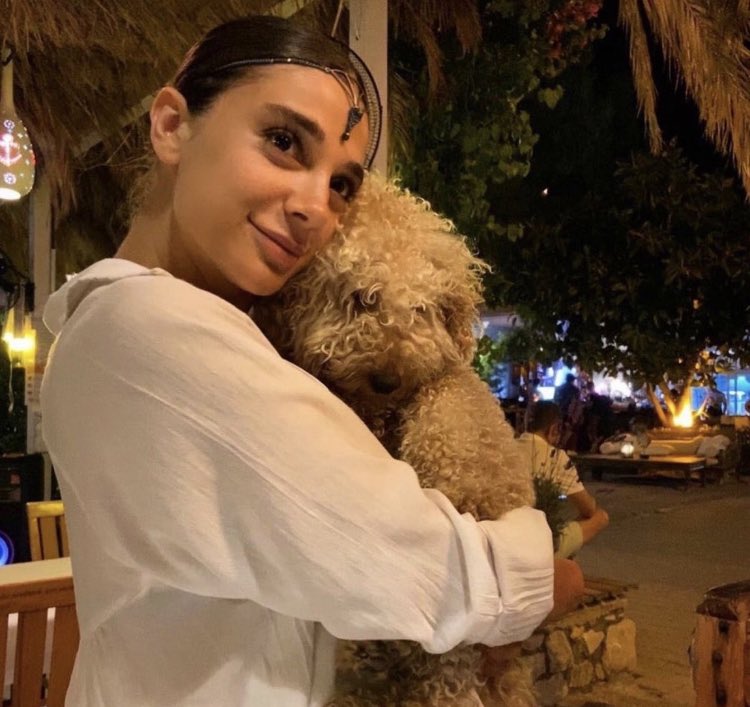 Muğla'da 5 gündür kayıp olan #PınarGültekin'in cansız bedeni eski sevgilisi tarafından yakılmış, beton dökülmüş ve toprağa gömülmüş halde bulundu. Yine bir kadının gülüşünü, umudunu ve hayallerini söndürdüler..