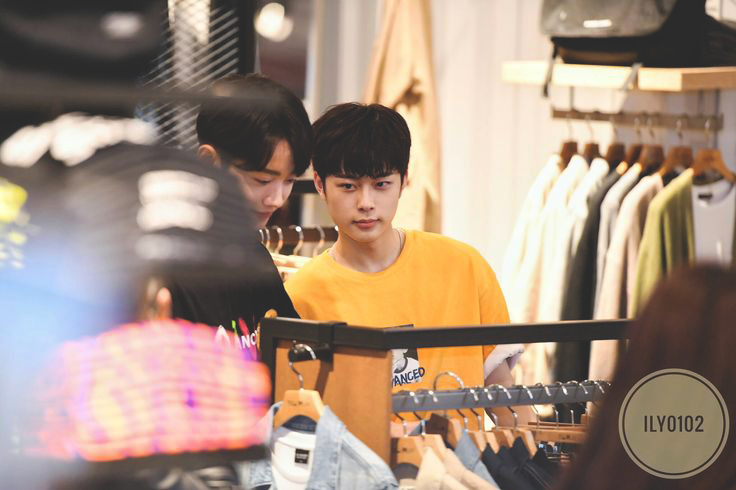 LinHoAesthetic's tweet photo. brown x yellow aesthetic 💛💛

#라이관린 #유선호 #laikuanlin #yooseonho #linho #หลินโฮ https://t.co/6hF6QB7Nzn