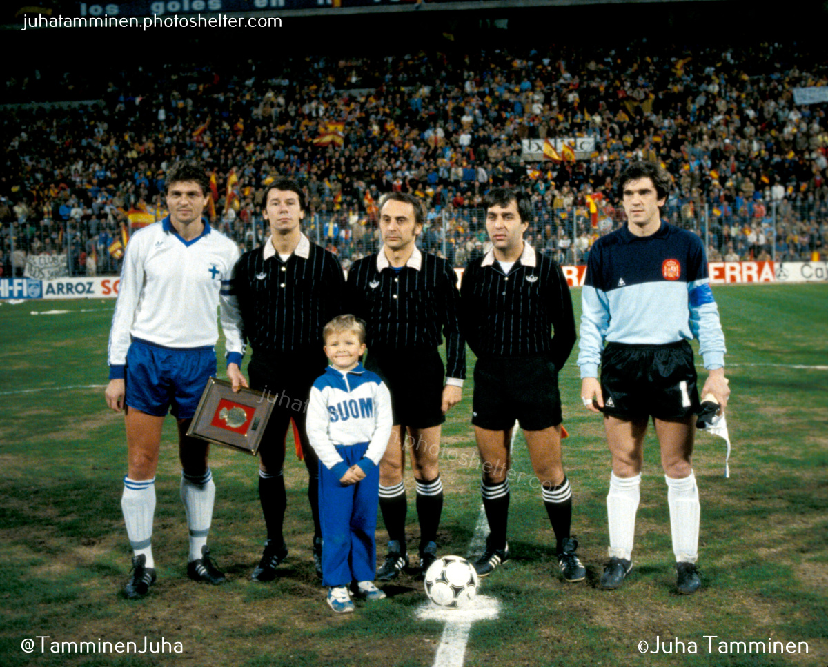 TamminenJuha's tweet photo. Captains Pauno Kymäläinen &amp; Luis Arkonada with Belgian referees Alphonse Constantin, Frans van den Wijngaert &amp; Guy Goethals. Spain v Finland, Estadio José Rico Pérez, Alicante, 23.1.1985 #ESPvFIN #Huuhkajat #PaunoKymäläinen #LuisArkonada #SelecciónEspañola #Belgianreferees https://t.co/FtPhG9QDbL