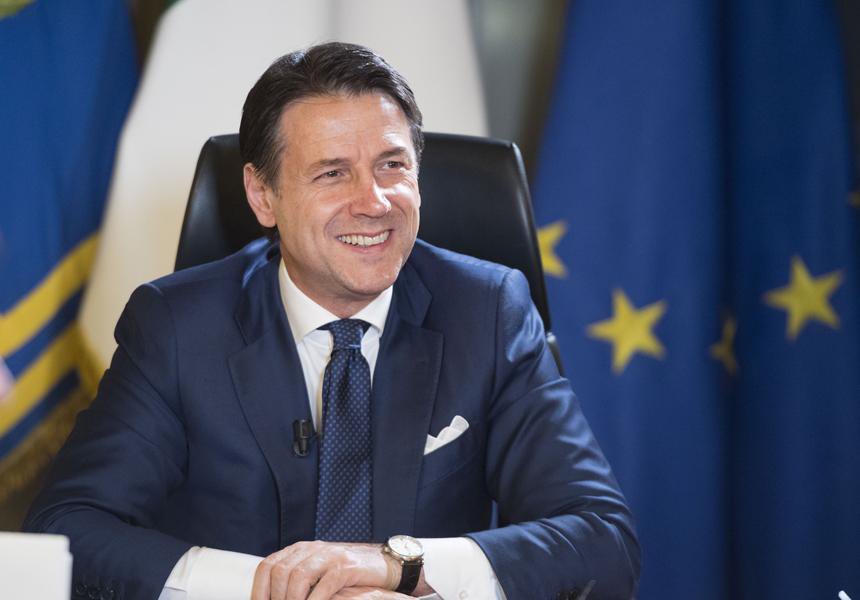 Dopo un duro negoziato <a href="/GiuseppeConteIT/">Giuseppe Conte</a> porta a casa un capolavoro diplomatico: L’Italia otterrà dal Recovery Plan la cifra di 209 miliardi di euro. Oggi l’Europa è finalmente più vicina a tutti i cittadini. Adesso il Paese può davvero ripartire facebook.com/60353741299040…