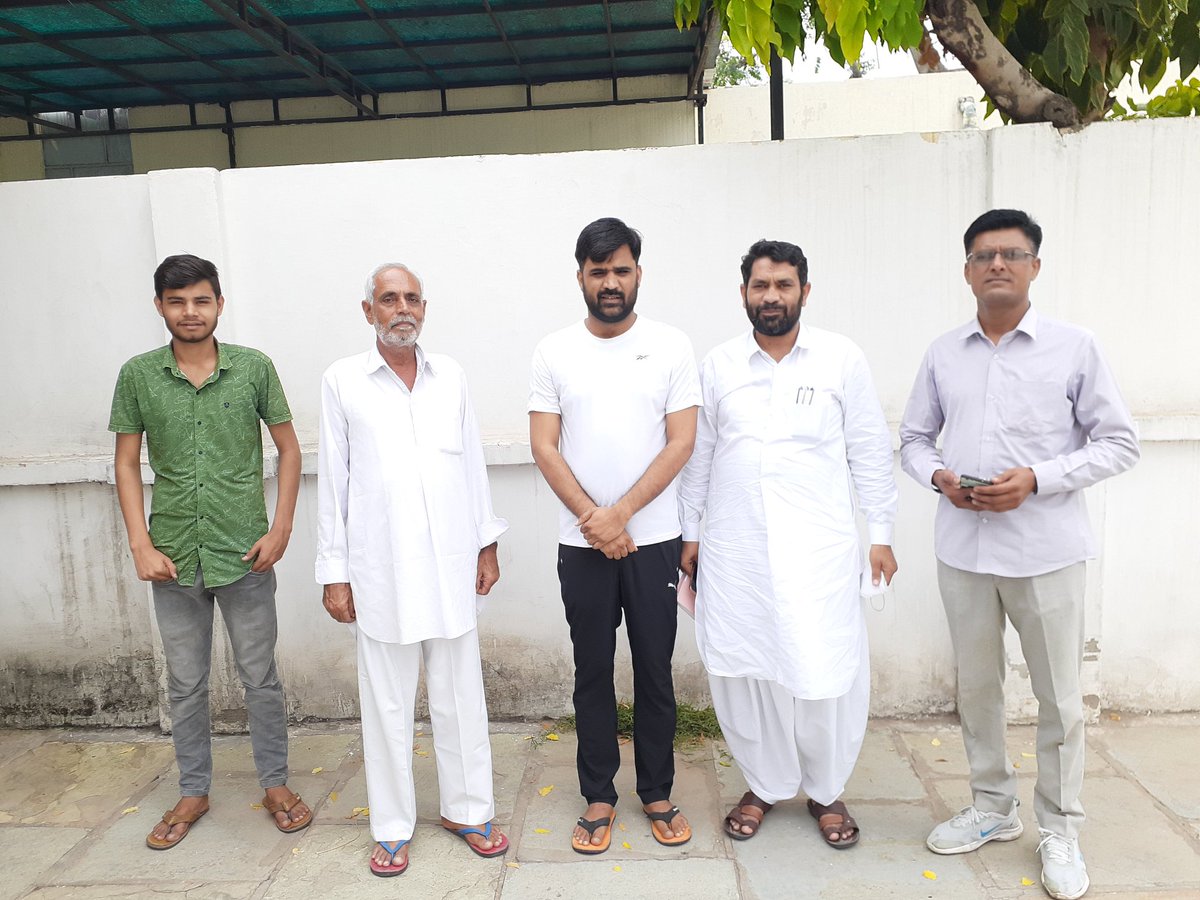 GirdhariMahiya's tweet photo. माकपा के श्रीडूंगरगढ़ विधायक गिरधारीलाल महिया और भादरा विधायक बलवान पूनियां, किसान नेता लालचंदजी भादू एवं जिला परिषद सदस्य कॉमरेड मंगेज़ चौधरी, जयपुर स्थित विधायक आवास बी-16, जालूपुरा में विभिन्न मुद्दों पर चर्चा करते हुए...
#जय_जवान_जय_किसान https://t.co/MN0mn3ze67