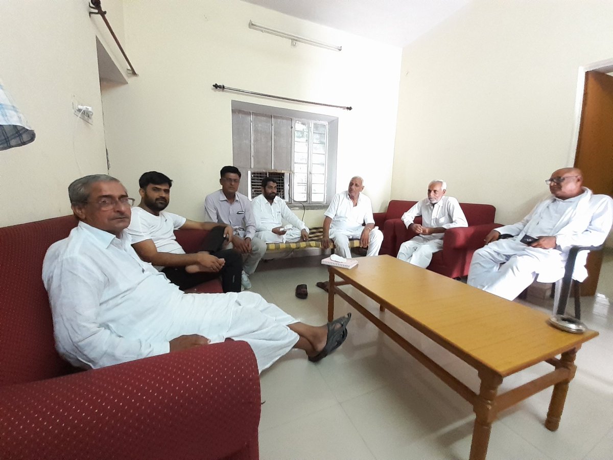 GirdhariMahiya's tweet photo. माकपा के श्रीडूंगरगढ़ विधायक गिरधारीलाल महिया और भादरा विधायक बलवान पूनियां, किसान नेता लालचंदजी भादू एवं जिला परिषद सदस्य कॉमरेड मंगेज़ चौधरी, जयपुर स्थित विधायक आवास बी-16, जालूपुरा में विभिन्न मुद्दों पर चर्चा करते हुए...
#जय_जवान_जय_किसान https://t.co/MN0mn3ze67