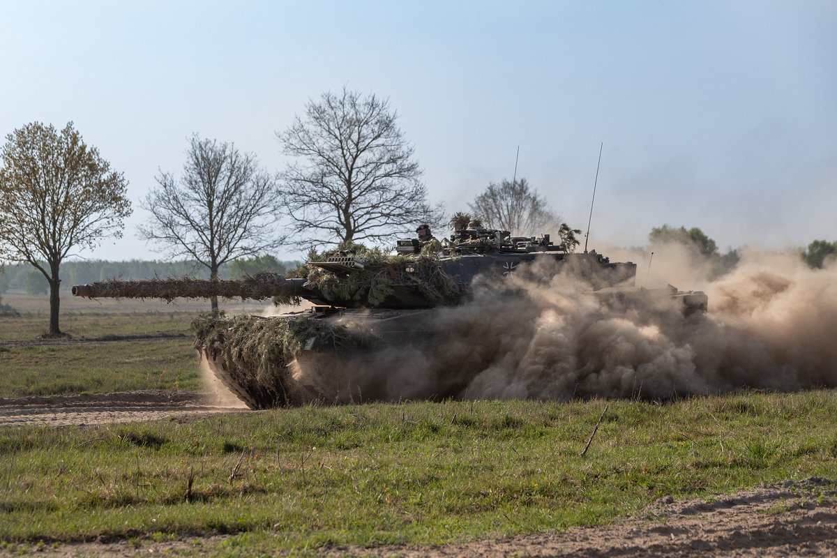 bundeswehrInfo's tweet photo. Blick zurück: Dieses und weitere beeindruckende Bilder entstanden im April während der Einsatzvorbereitung des #Panzerbataillon|s 104 im Gefechtsübungszentrum des #Heer|es in der Letzlinger Heide. Schaut euch noch einmal #Kampfpanzer #Leopard 2A6 & Co. an: https://t.co/53cwzcL5Ky https://t.co/pcy5RZp4QC