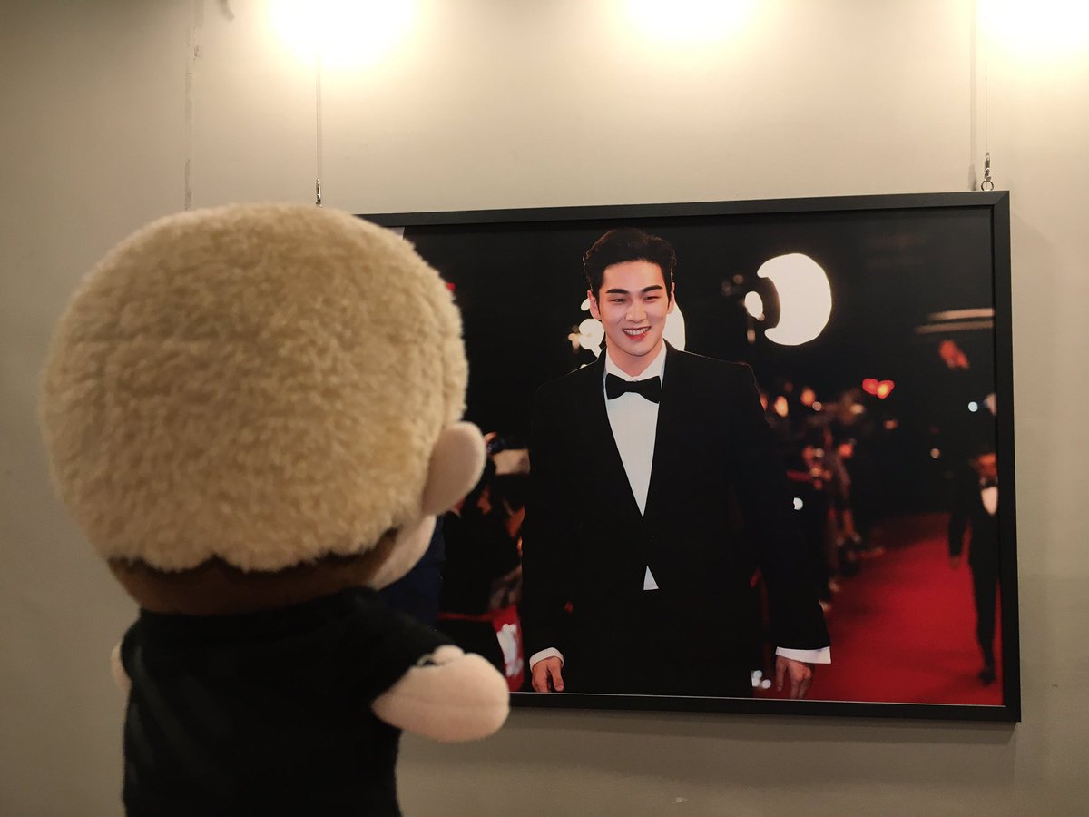 ones_duty's tweet photo. 🐯HAPPY BAEKHO DAY🐯

3층 전시회장 열자마자 동호 등짝이 반겨주는 은혜로운 곳✨
 
#동호와_최고의여름
#러브는_더위탓을하지않아
#동호를_사랑할뿐이야

@DMP_BAEKHO0721
 @Bluish_ruby https://t.co/uVyJDuNFu5
