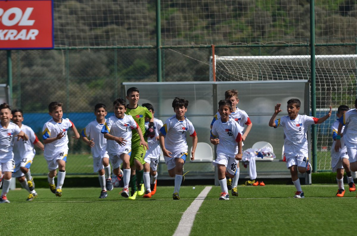 AB, Suriyeli mülteciler ve ev sahibi toplumlar arasında sosyal uyumu sportif faaliyetlerle arttırmak amacıyla, Gençlik ve Spor Bakanlığı ve <a href="/KfW/">KfW Bankengruppe</a> ile birlikte spor tesisleri inşa ediyor.
-<a href="/gencliksporbak/">Gençlik ve Spor Bakanlığı 🇹🇷</a> #FRIT
1/3