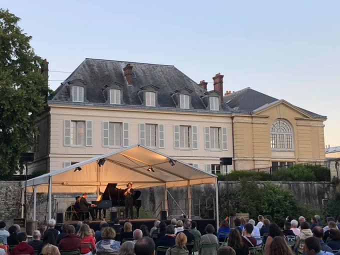 parisparisfr's tweet photo. Jusqu'au 2 août, dans le cadre champêtre du Potager du Roi à Versailles, a lieu le festival solidaire @AuConcerts : 20 concerts exceptionnels avec les plus grands noms d'aujourd'hui ainsi que les étoiles de demain : https://t.co/BUV6yBmMCb 5€ le concert. #EnFamille,#MardiConseil https://t.co/KOQdw6J8NC