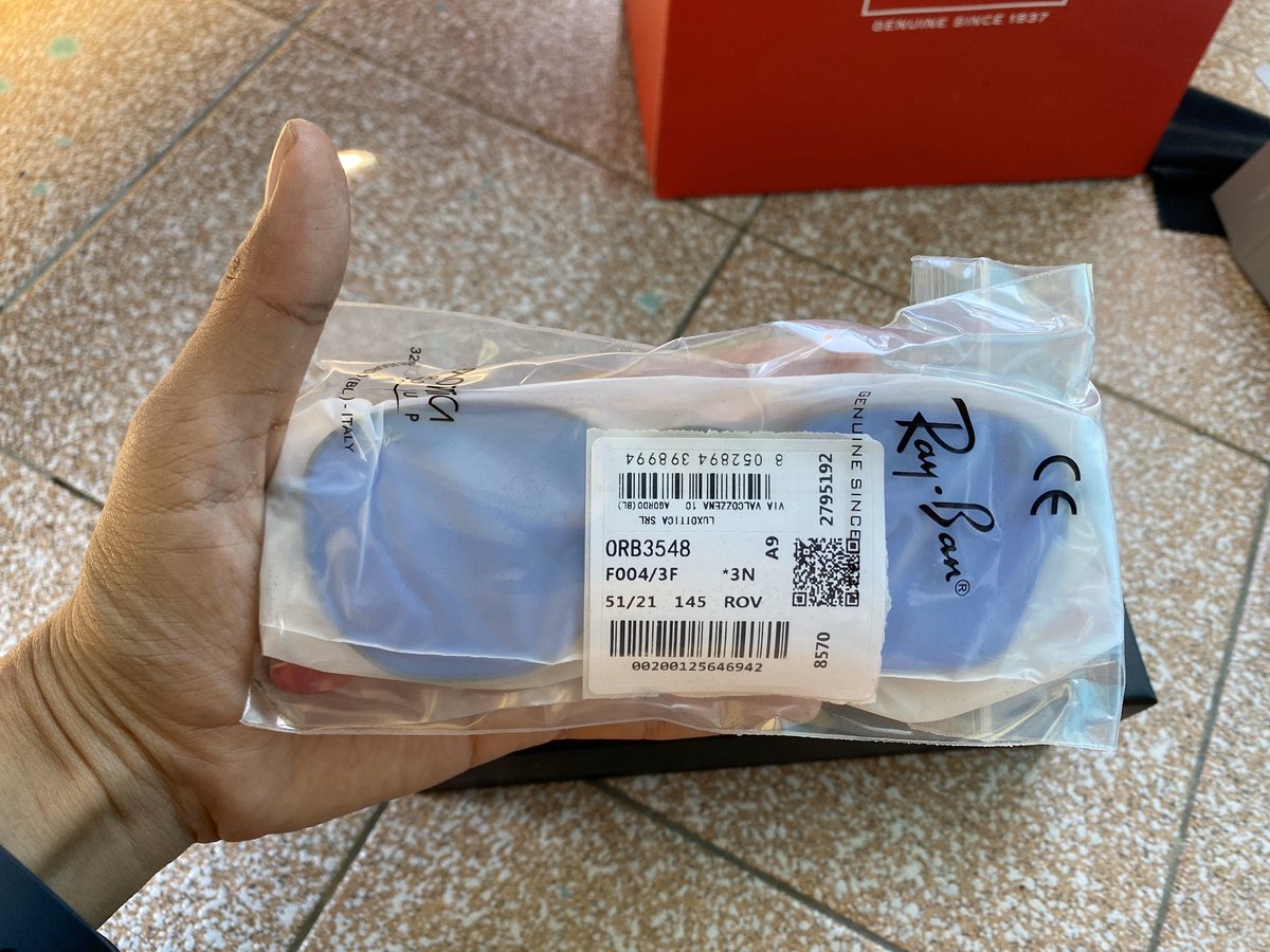 athirahbazilah's tweet photo. Lawa kan Rayban Hexagonal Biru ni?Khas utk di hadiahkan kepada husband seorang customer tercinta😎. Dah check tracking tadi dah sampai ke Melaka ya!
#sayajualrayban #raybanhexagonal #jombelirayban #raybanmurah
@KuantanTV https://t.co/PLGgQECa46