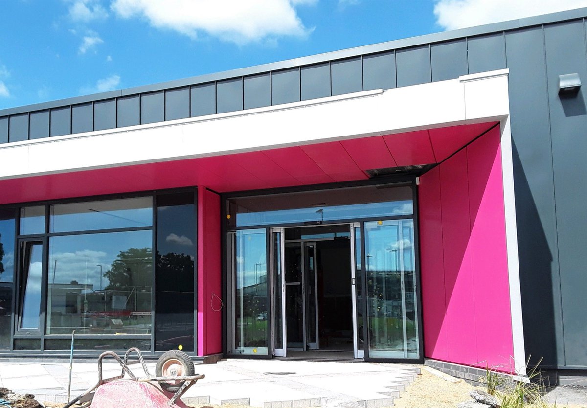 LongworthFacade's tweet photo. Something a little different down at MTIF Nottingham. PPC aluminium entrance surrounds coloured to Telemagenta (RAL 4010). This ispart of a larger roofing and cladding package which is now close to completion, working for GF Tomlinson.
#nottingham #telemagenta #aluminium #MTIF https://t.co/eLNOHkf1kg