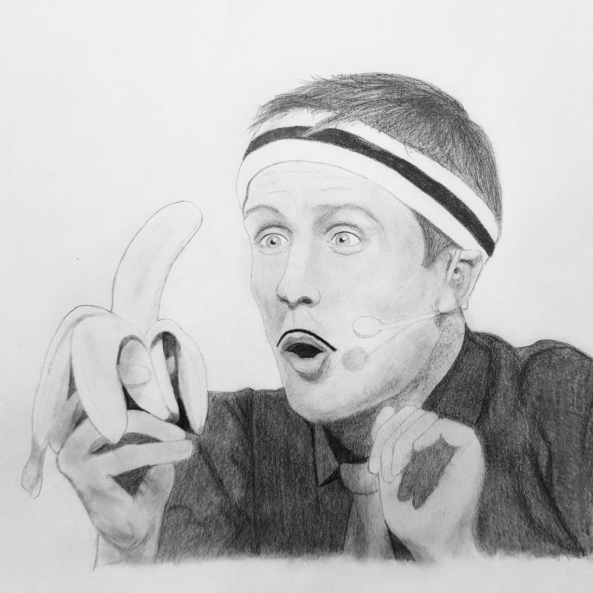 Wolfilotje's tweet photo. Foil having fun in "tennis" - obviously with moustache 🙃✏ 

#sketchasketch #foilarmsandhog #comedygold #drawing https://t.co/vAzo3LXiZV