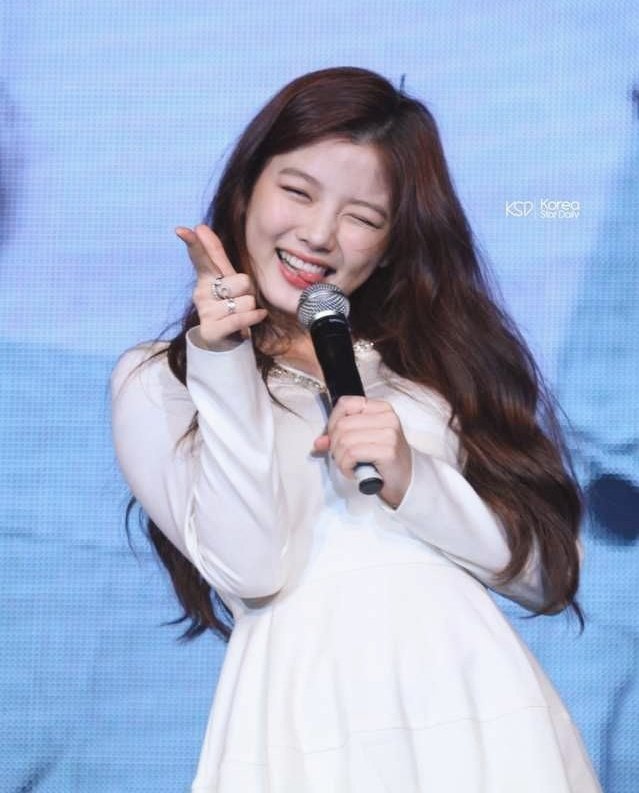 I'm not going to talk about her beauty and talents because this would be an endless thread for me.Instead, I'm just going to share my experience for stanning this girl and how much I love her and proud being one of her fans. #KimYooJung  #김유정