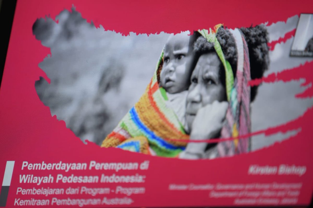 halimiskandarnu's tweet photo. International Webinar the Role of Women in Normality. Saya sampaikan bahwa sampai sebelum ada BLT Dana Desa, Perempuan Kepala Keluarga (PEKKA) di Desa belum terdeteksi. PEKKA belum masuk dalam Data Terpadu Kesejahteraan Sosial dan seharusnya masuk dalam Jaring Pengaman Sosial. https://t.co/Fr3Z92pQbW