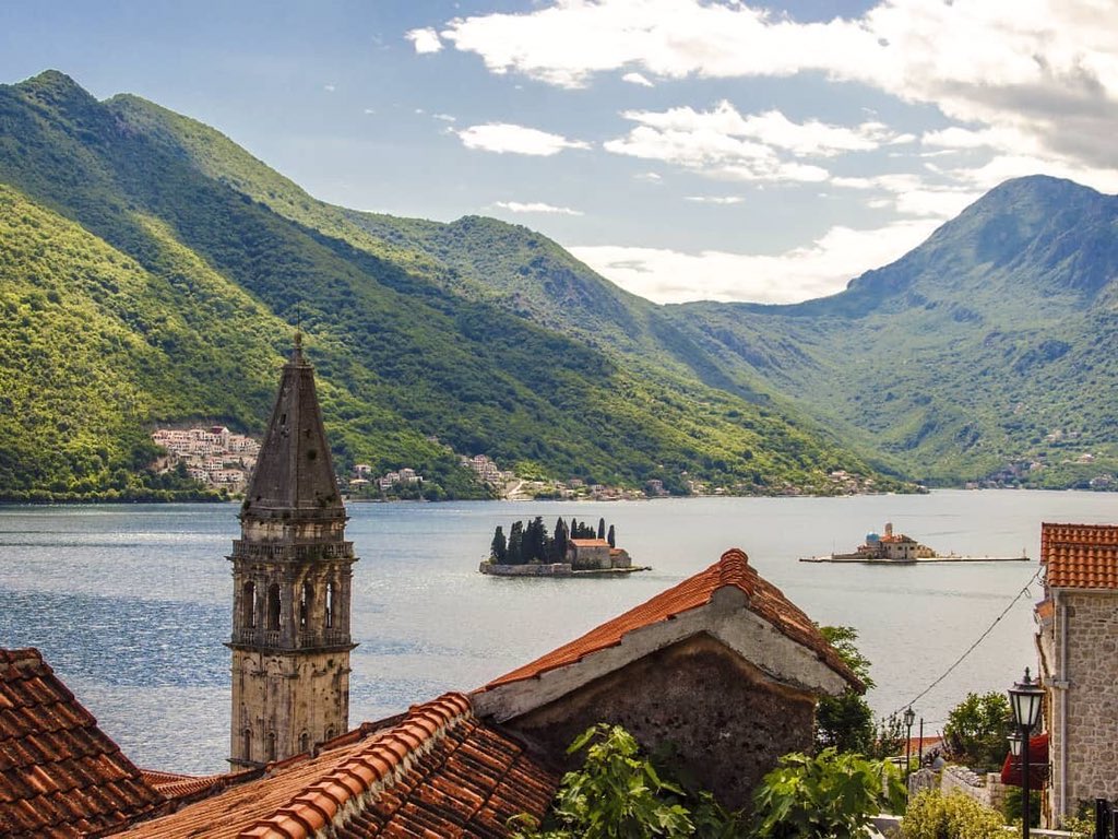 One of the most beautiful spots you should visit😻✨🌊
•
•
📸 @marya_ka_photo
📍Perast
•
#perast #gospaodskrpjela #montenegro #nature #montenegrowildbeauty #natureandME #placetovisit #travel #traveling #summer