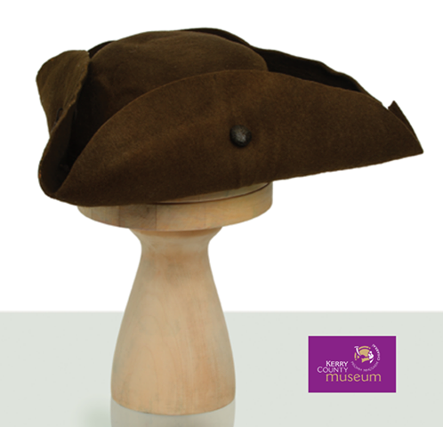 KerryCoMuseum's tweet photo. ***Artefact of the Week***
Tricorne hat
This hat dates from the early 18th century. It is a brown felt hat with a low crown and a wide brim complete with horsehair button.
@countykerry @KerryCoArts @IrishMuseums @KerryLibrary
#Kerryhistory #kerrystory https://t.co/gxe4BNJBAp