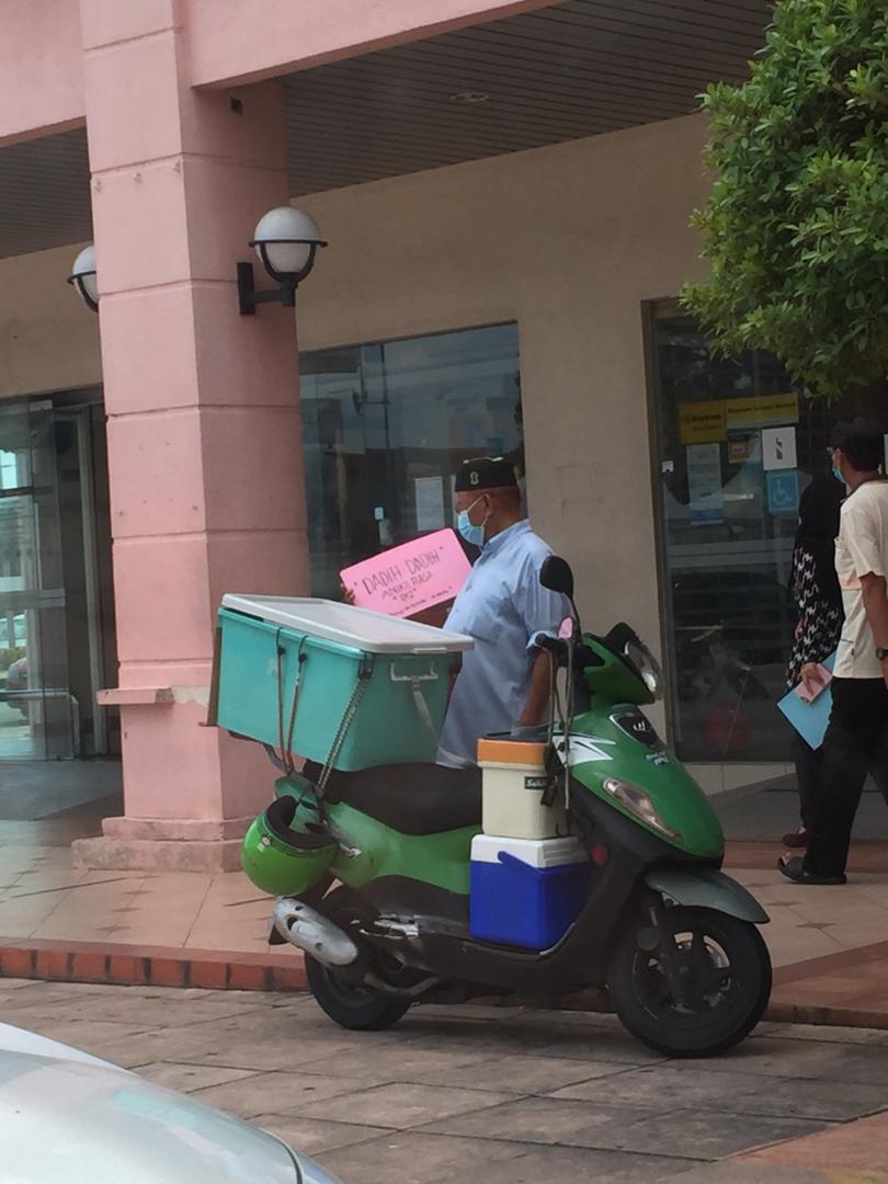 N1174J's tweet photo. Hi sesiapa orang nogori yang selalu pergi senawang bolehlah beli dadih atok ni dekat depan Maybank senawang. Harini kite tolong orang, esuk lusa orang tolong kita. Help me to RT. Moga atok ni murah rezeki😊✨ https://t.co/eJ3ti45oUG