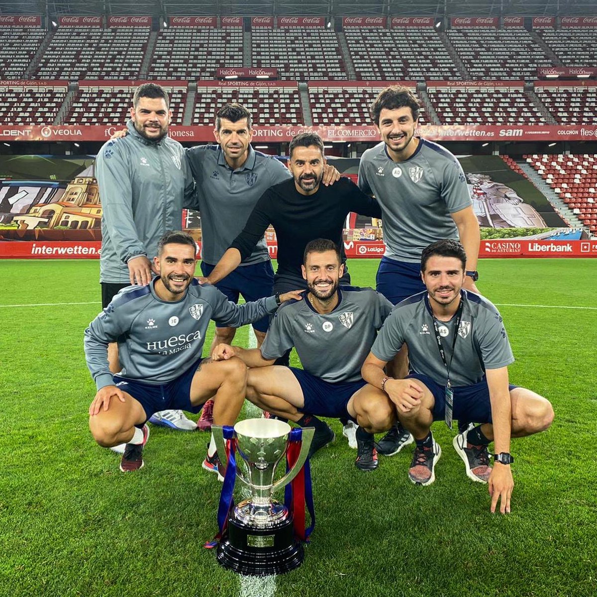 AdrianMallen's tweet photo. CAMPEONES! 🏆⚽️ Colofón a una enorme temporada! Disfrutando desde el primer día! Enormes cada una de las personas que pusieron su granito de arena, y sobretodo no dejaron nunca de creer! Aupa @sdhuesca 🔵🔴⚽️ https://t.co/tPhgE2pOul