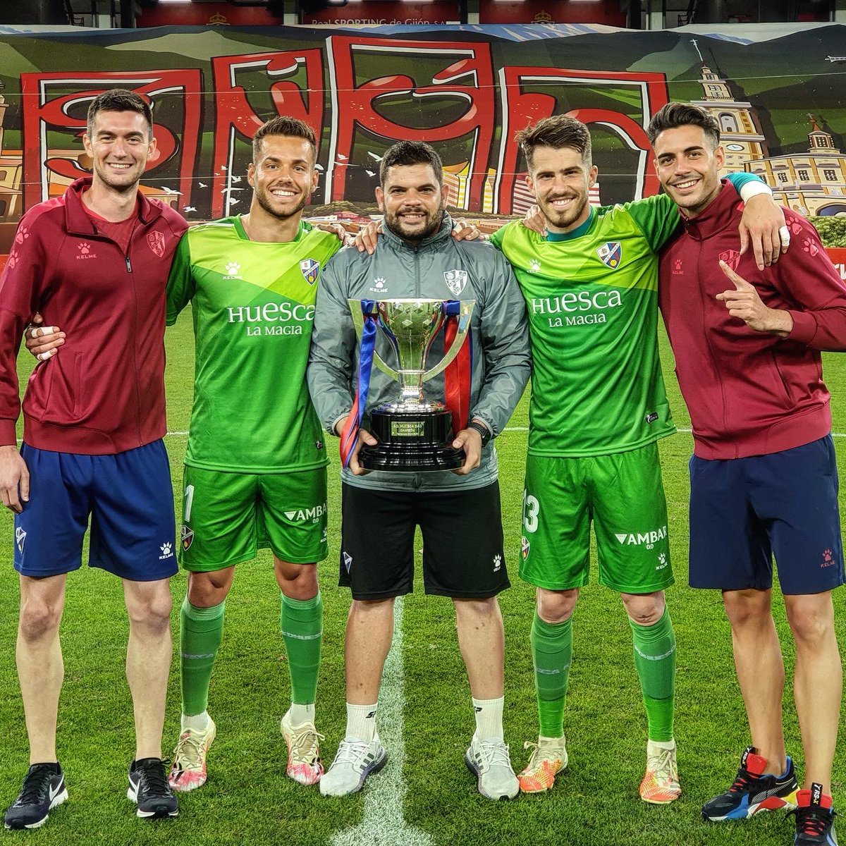 AdrianMallen's tweet photo. CAMPEONES! 🏆⚽️ Colofón a una enorme temporada! Disfrutando desde el primer día! Enormes cada una de las personas que pusieron su granito de arena, y sobretodo no dejaron nunca de creer! Aupa @sdhuesca 🔵🔴⚽️ https://t.co/tPhgE2pOul