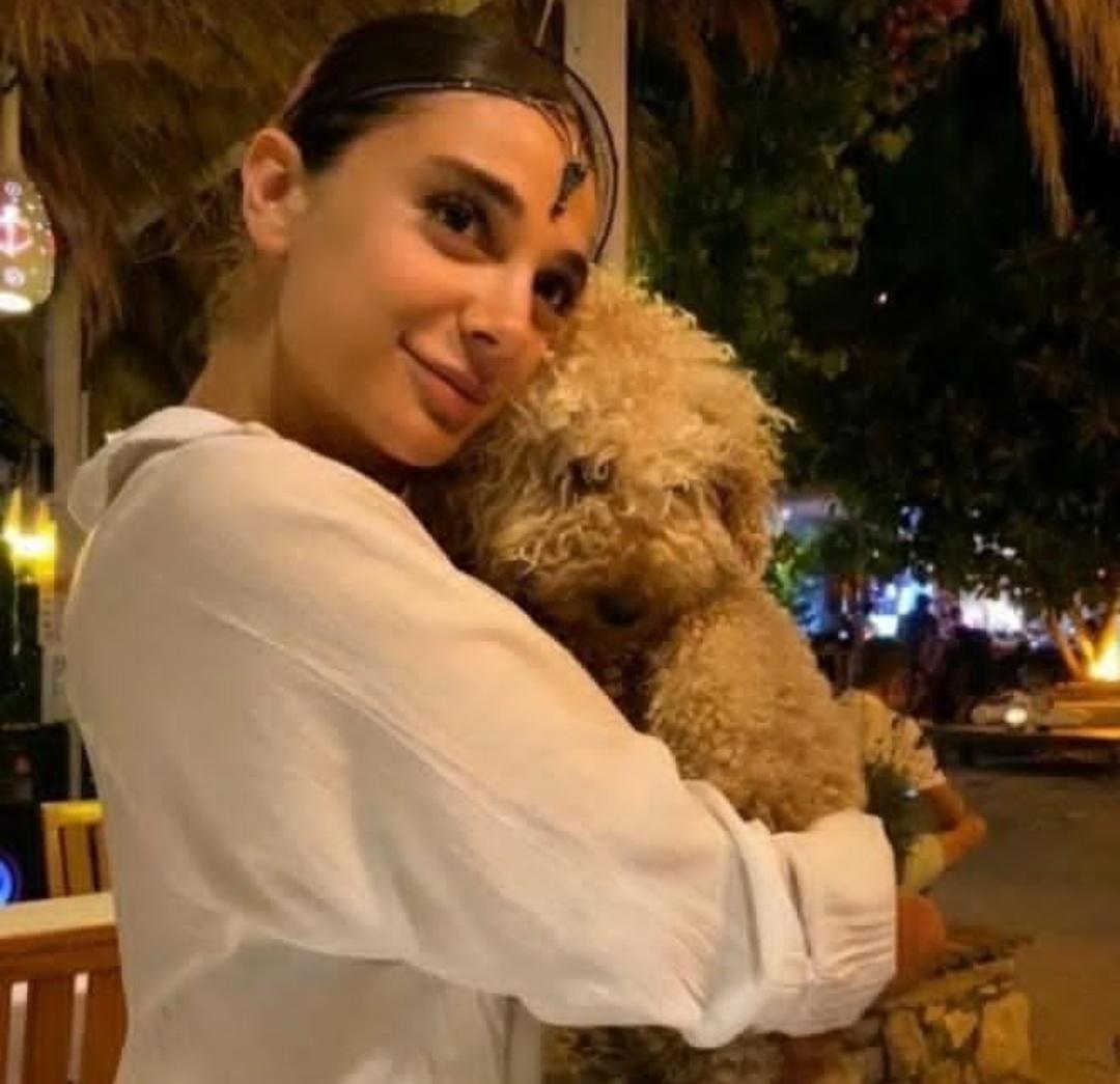 27 yaşındaki Pınar, eski erkek arkadaşının barışma isteğini reddettiği için öldürüldü.Cansız bedeni yakıldı beton döküldüğü ve toprağa gömülmüş halde bulundu. Bize yine tanımadığımız bir kadının yasını tutmak öldürülmesine isyan etmek düştü.Özür dileriz #pınargultekin koruyamadık