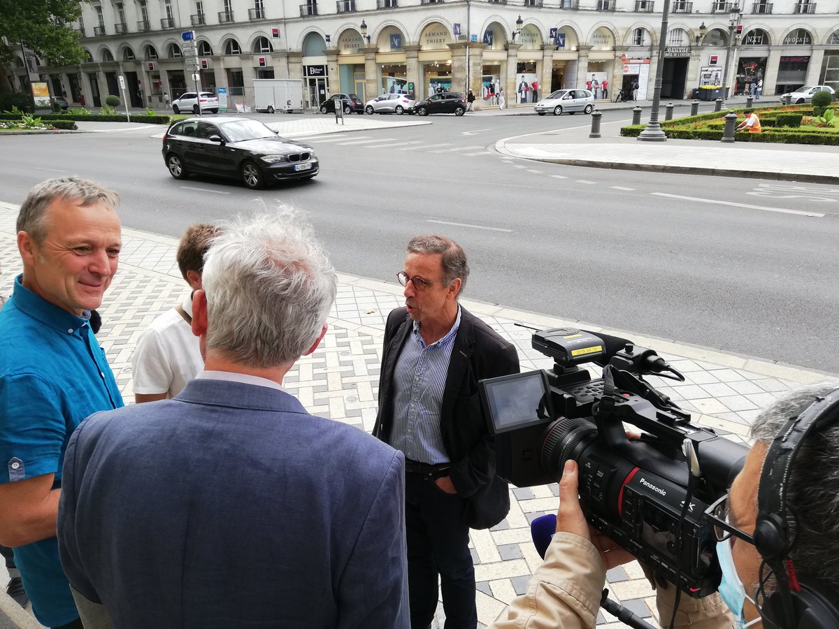 LeaAubrit's tweet photo. @PierreHurmic nouveau maire de #Bordeaux est le premier arrivé à la mairie de #Tours @NR_Tours https://t.co/6hkXv4qvQl