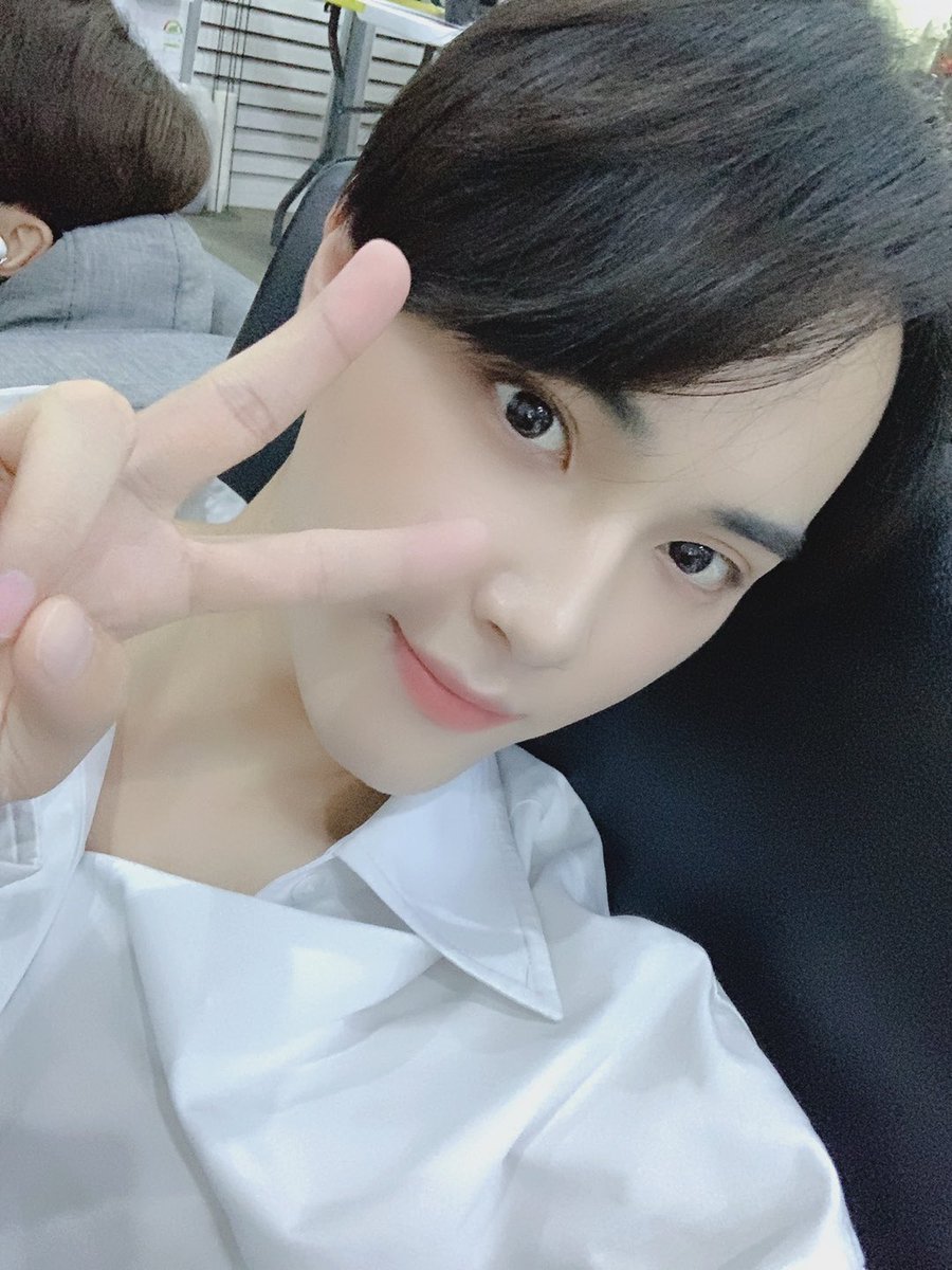 WE_THE_BOYZ's tweet photo. [주학년] 게임을 시작하죠 왼쪽 뒤는 누구일까요 ㅋㅋ https://t.co/sxvkw7oJao
