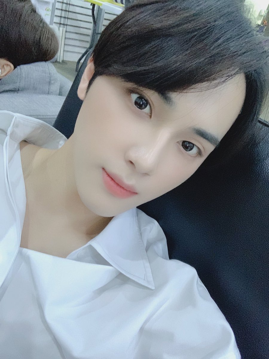 WE_THE_BOYZ's tweet photo. [주학년] 게임을 시작하죠 왼쪽 뒤는 누구일까요 ㅋㅋ https://t.co/sxvkw7oJao