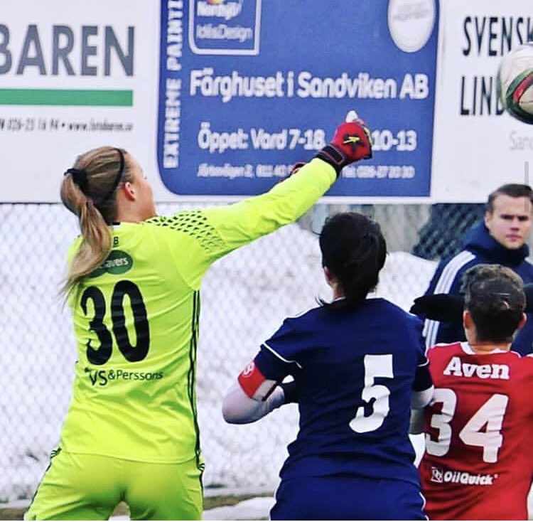 FemaleKeepers's tweet photo. Great picture of Swedish professional goalkeeper Hanna Sundin in action in her J4K Supas for Sandvikens I https://t.co/nMGMimlO05