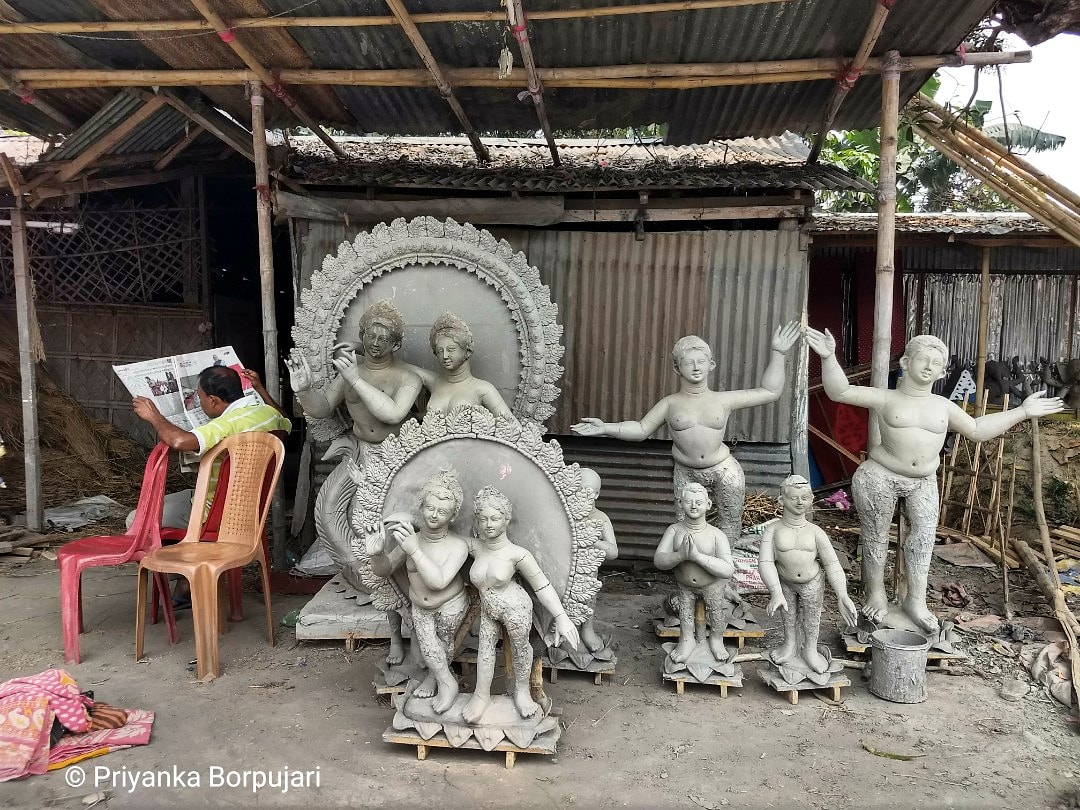Clay gods and newspaper pause.Budhsing, West Bengal.Identifying the taxonomy of gods when they are undressed is a bit challenging. Nevertheless, fun.On the  @outofedenwalk wih  @PaulSalopek in 2019.  #EdenWalk   #slowjournalism