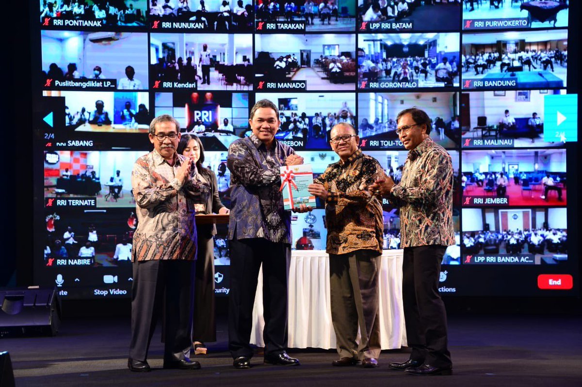 AchsanulQosasi's tweet photo. ⁦@bpkri⁩ hadir ke RRI utk menyerahkan LK 2019.

Inilah Lembaga Negara warisan Jepang dijaman Bung Karno. Abdurrahman Saleh sbg pemimpin pertama RRI.

Peralatan sejarah masih tersimpan rapi, cita-cita pendahulu masih terjaga. Saat ini ada 105 stasiun di seluruh Indonesia. https://t.co/N4tg3mdHBY