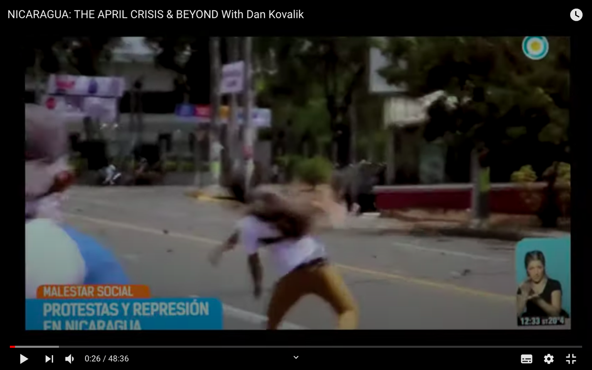 -hace que suene razonable, sin explicar por qué era perjudicial la reforma.Cuando habla sobre la gente protestando: "a veces violentamente contra las fuerzas del estado"--- ya comienza señalando las protestas como algo negativo. (La gente atacando, los pescas defendiéndose)