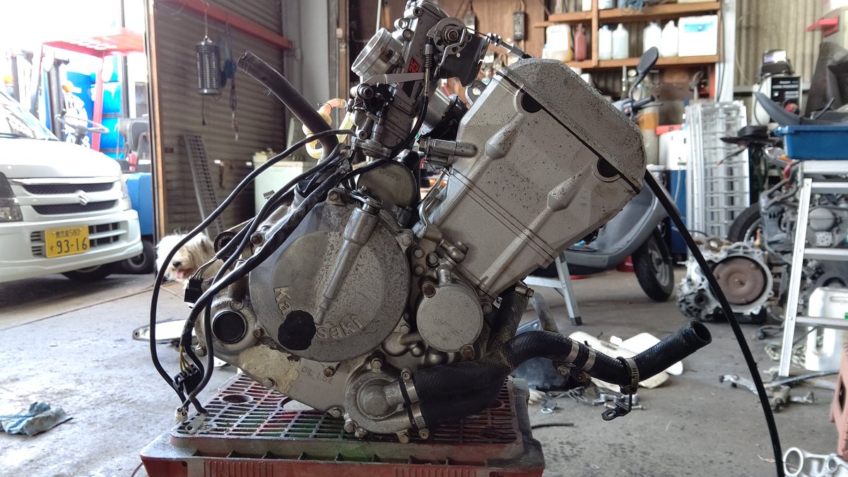 XR100_250's tweet photo. 帰って来て早速分解~(*´ω`*)
XR100にカワサキDトラッカー250エンジンスワップ開始(*´∀`*)
ハイカムにFCR35付き
#XR100モタード
#エンジンスワップ
#Dトラッカー250
#FCR35 https://t.co/EpracaHsIk