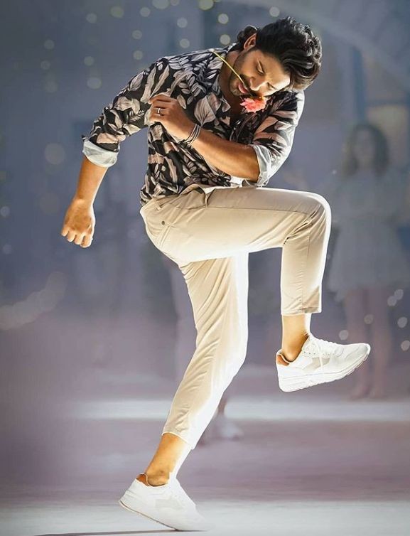 AlluArjunTFC's tweet photo. Global Top 100 Music Videos On @YouTube ✔

#ButtaBomma - 17th 
#RamulooRamulaa - 94th 

His Simple Steps Making Sensation🔥
In The List From Last Few Months 🙏

TFI Rare Record Under @alluarjun 👑🤙

I Repeat It's #Video Songs📍

@hegdepooja @MusicThaman #AlaVaikunthapurramuloo https://t.co/GSOuFWDezs