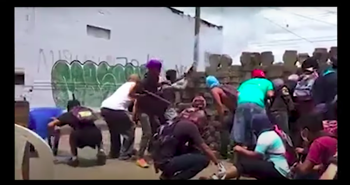 "Muy pronto los medios locales e internacionales comenzaron a mostrar imágenes de muertes, lesiones y destrucción" ---presenta estos hechos como que no hubieran antecedentes. Cuando dice "destrucción" hay una imagen de una trinche. Ninguna imagen de la policía o paramilitares.