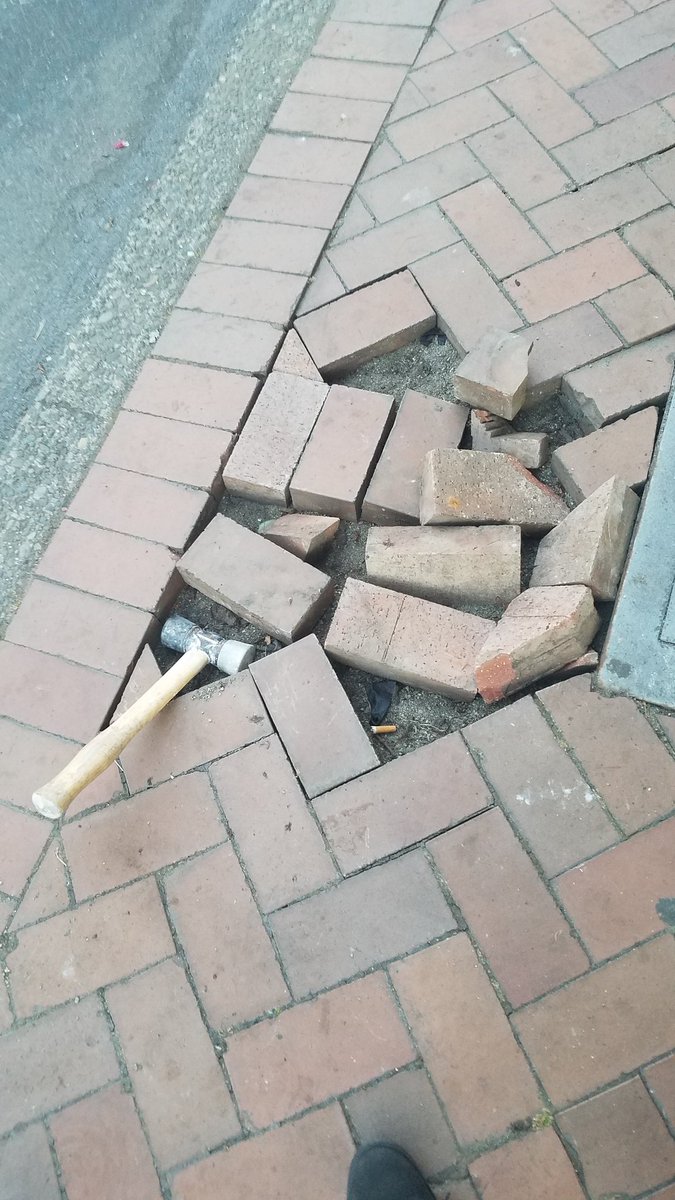 petramachemathe's tweet photo. @1stRoundFinish @synchysis I'm here.
The only thing I saw weird is these #baitbricks on Broadway.
Not sure that's really what's going on, but still weird. https://t.co/wYwPHB1l5X