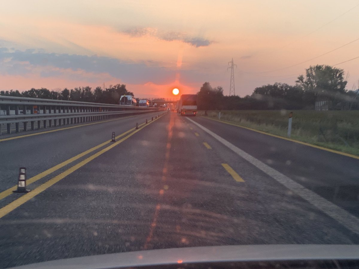 ChiaraPottini's tweet photo. Punto di fuga #strade #alba #solerosso https://t.co/UWvOgFEw1Q