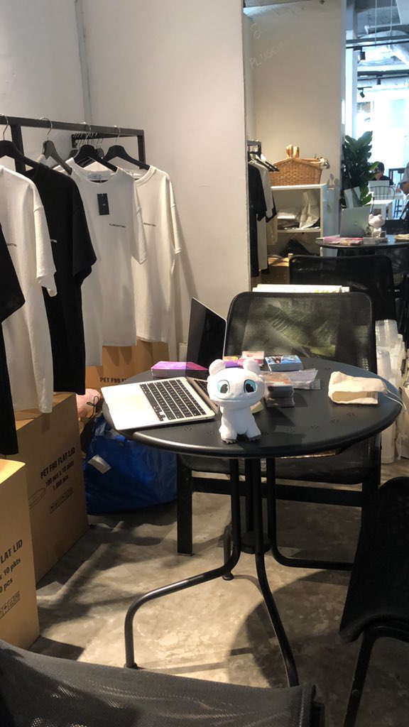 soaringwithyeji's tweet photo. admin table is next to the counter https://t.co/i4yEwsrPVz