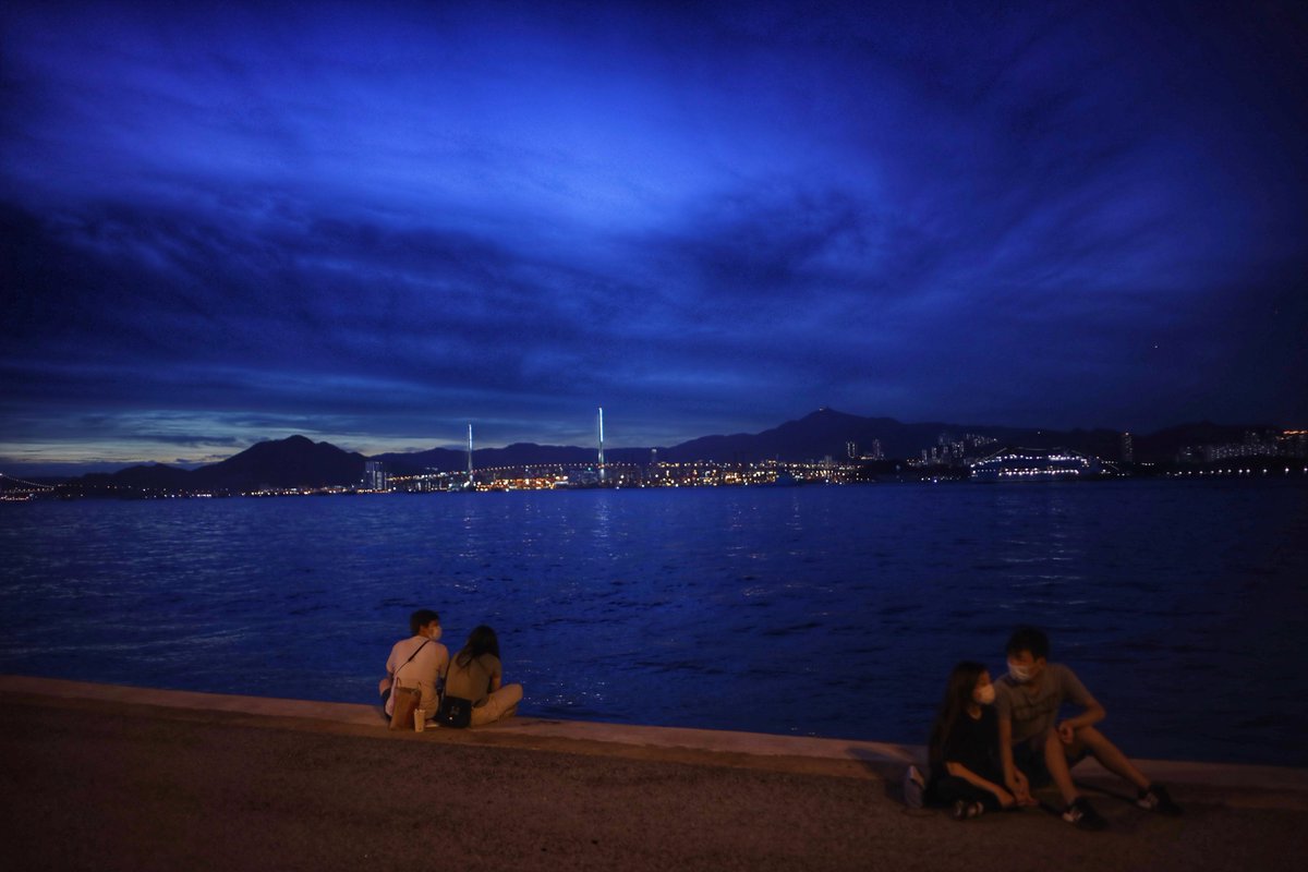 ThePointTaken's tweet photo. #VisualHK: #HongKong residents wearing facemasks enjoy sunset by the sea at Western District Public Cargo Working Area, also known as the Instagram Pier, on July 20, 2020. (Edmond Tang / China Daily) https://t.co/ixMw8EWY2y