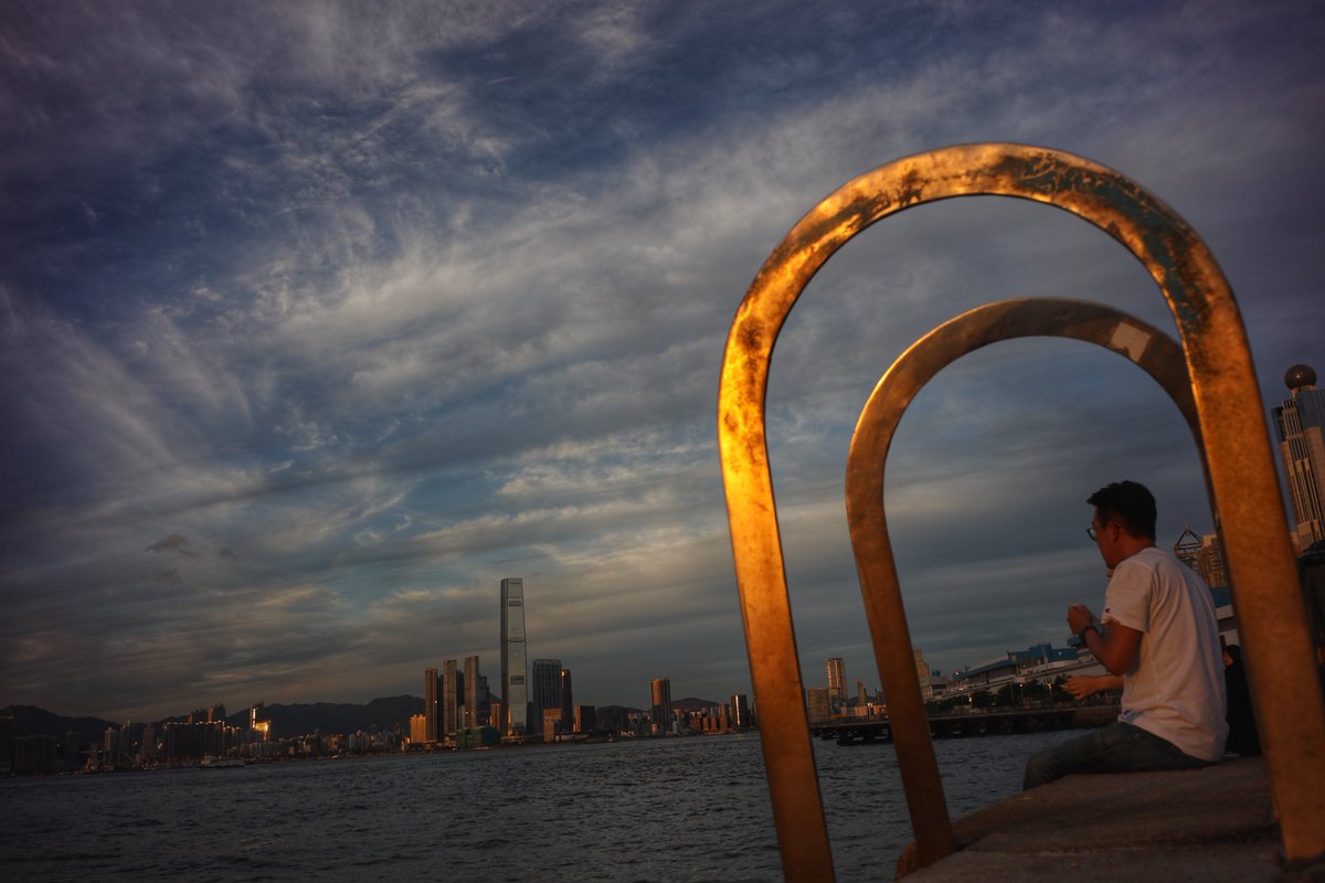 ThePointTaken's tweet photo. #VisualHK: #HongKong residents wearing facemasks enjoy sunset by the sea at Western District Public Cargo Working Area, also known as the Instagram Pier, on July 20, 2020. (Edmond Tang / China Daily) https://t.co/ixMw8EWY2y