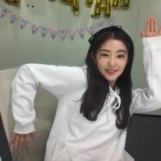 The Naughty choreography took 5 months for the choreographers to create, and Irene and Seulgi took months to properly learn tutting from the basics. That& #39;s a lot of work for a B-side/follow-up single.