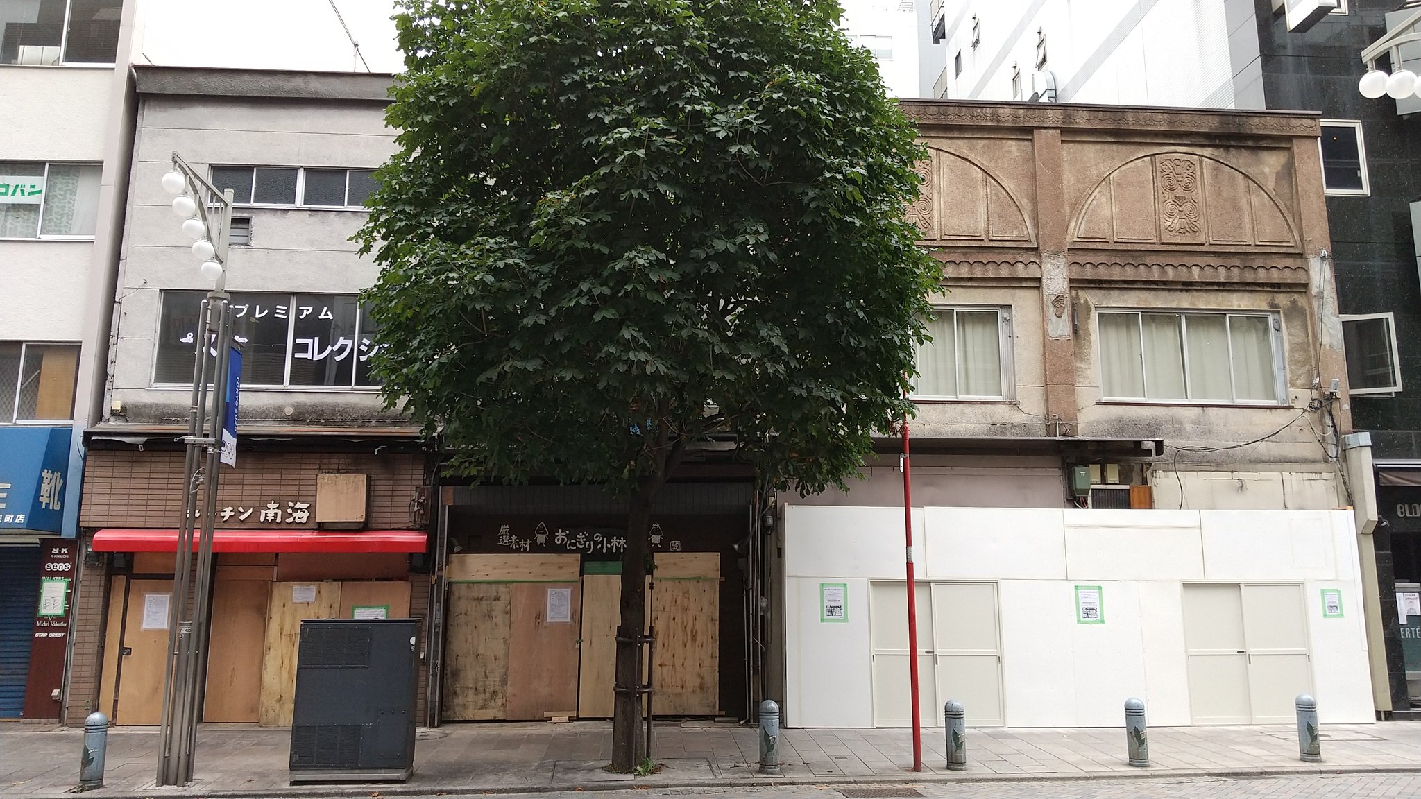 岩本太郎 東京 神田神保町すずらん通り 社会現象のごとき閉店ラッシュを終えたキッチン南海の横にあった おにぎりの小林 と 小諸そば もひっそり閉店 しかし小諸そばの入ってたビルも年代モノだったんだなと今さらながら気づく