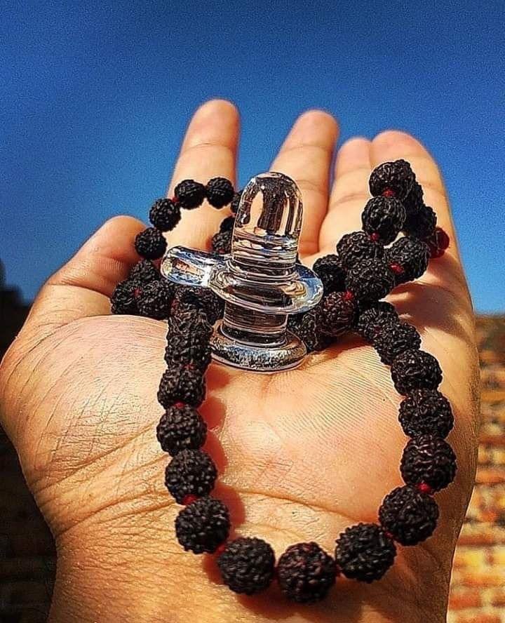 स्त्री केवल पुरुष को ही नहीं, भगवान को भी अपने गर्भ में रखने का सामर्थ्य रखती है।

#ॐ_नमः_शिवाय 🔱🚩🙏🏻