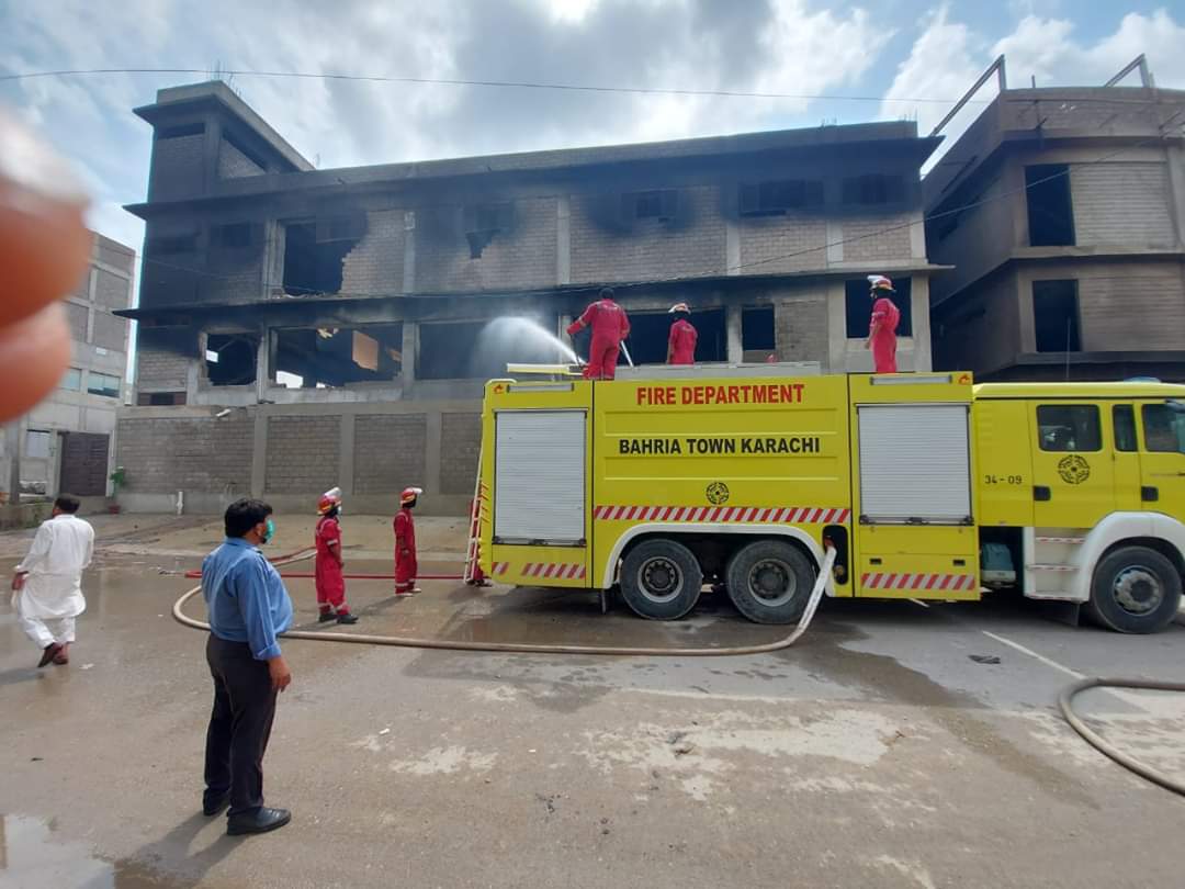 BahriaTownOffic's tweet photo. Bahria Town Karachi Fire-Fighting Team untiringly fought to extinguish fire at Landi Industrial Zone Karachi. By Allah’s Grace in few hours the fire was under control in all 3 factories.
#FireFightingTeam #BahriaTown #Karachi #BahriaTownKarachi https://t.co/1Gou9OEEd7
