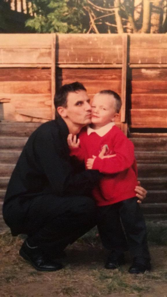 carl__kendall's tweet photo. @EJKen99 happy 21st birthday to my little boy. X https://t.co/dKLSwvFsv1