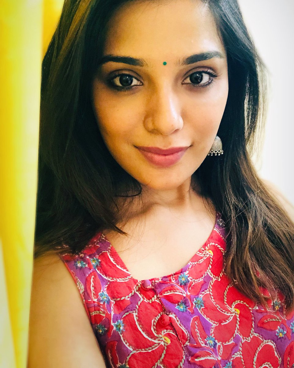 mrkollywood's tweet photo. 1000 Volt Kangal @im_aathmika 😍❤

#Aathmika #Actress https://t.co/sMUC7G8tEp