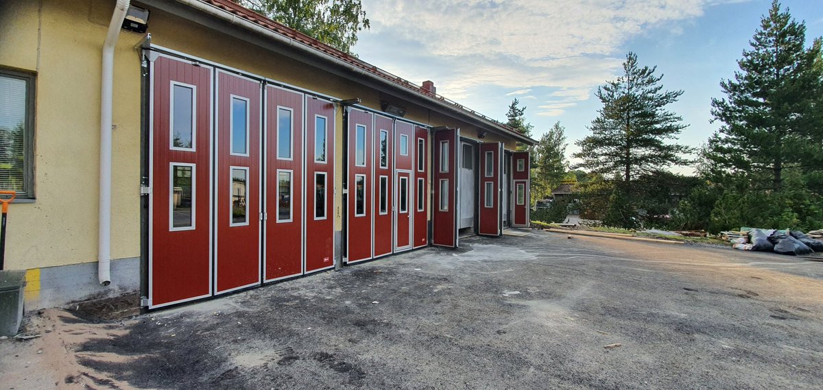 MuukkonenJari's tweet photo. Vuoden vaihteesta asti asemamme on ollut tavalla, tai toisella remontissa. Loppusuoralla aletaan olla, kalustohallin lattia laskenut 20 cm ja uudet ovet alkavat olla paikoillaan. #imatranvpk https://t.co/jUcP8nOkGq