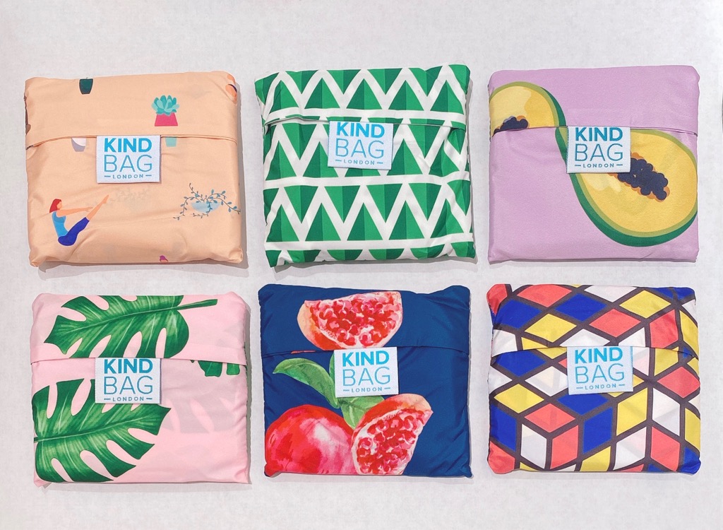 smith_hibiya's tweet photo. 100%ペットボトルから再生された生地を使用したエコバッグ「KIND BAG(カインドバッグ)」が入荷しています。軽くて丈夫な耐久性が特徴で、中サイズレジ袋約3つ分の荷物を収めることができます。夏のレジャーにもおすすめです。
#smith #スミス #日比谷 #kindbag #エコバッグ #レジ袋有料化 https://t.co/Jpc8fDJviY
