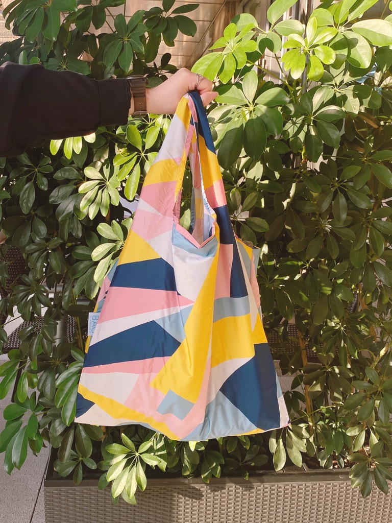 smith_hibiya's tweet photo. 100%ペットボトルから再生された生地を使用したエコバッグ「KIND BAG(カインドバッグ)」が入荷しています。軽くて丈夫な耐久性が特徴で、中サイズレジ袋約3つ分の荷物を収めることができます。夏のレジャーにもおすすめです。
#smith #スミス #日比谷 #kindbag #エコバッグ #レジ袋有料化 https://t.co/Jpc8fDJviY