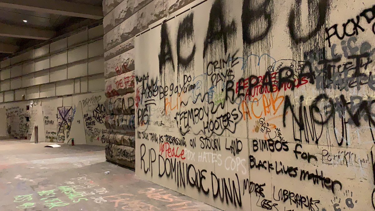 Meanwhile! A handful of folks are gathering at / wandering around the federal courthouse. Unlike last night, the courthouse is not fenced off at all.