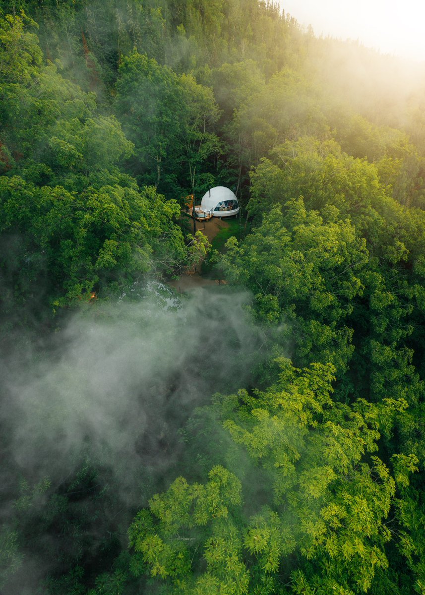 Voici un aperçu vue du ciel des @domescharlevoix durant mon séjours. Les Dômes sont loin de la civilisation et dans chaque havre de paix vous y trouverai aussi un spa et un espace thérapeutique. 
Merci pour cette expérience unique. 🍃✨

#dji #landscape #drone