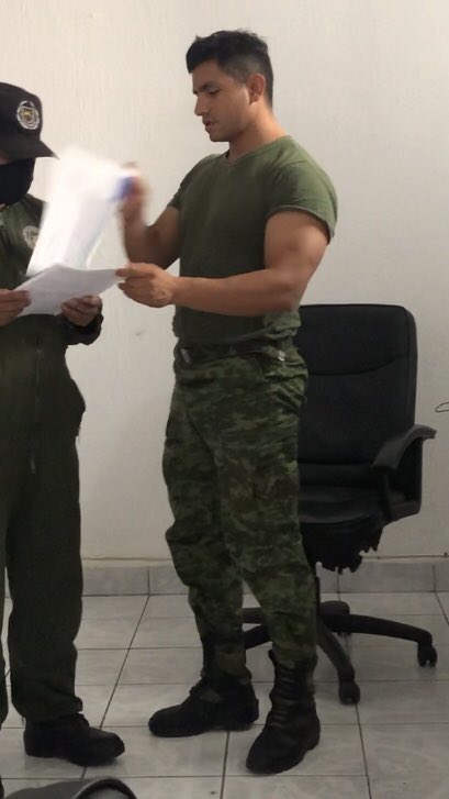 Te gustaría ver un video de este sargento masturbandose ? Si la respuesta es si da retwitea